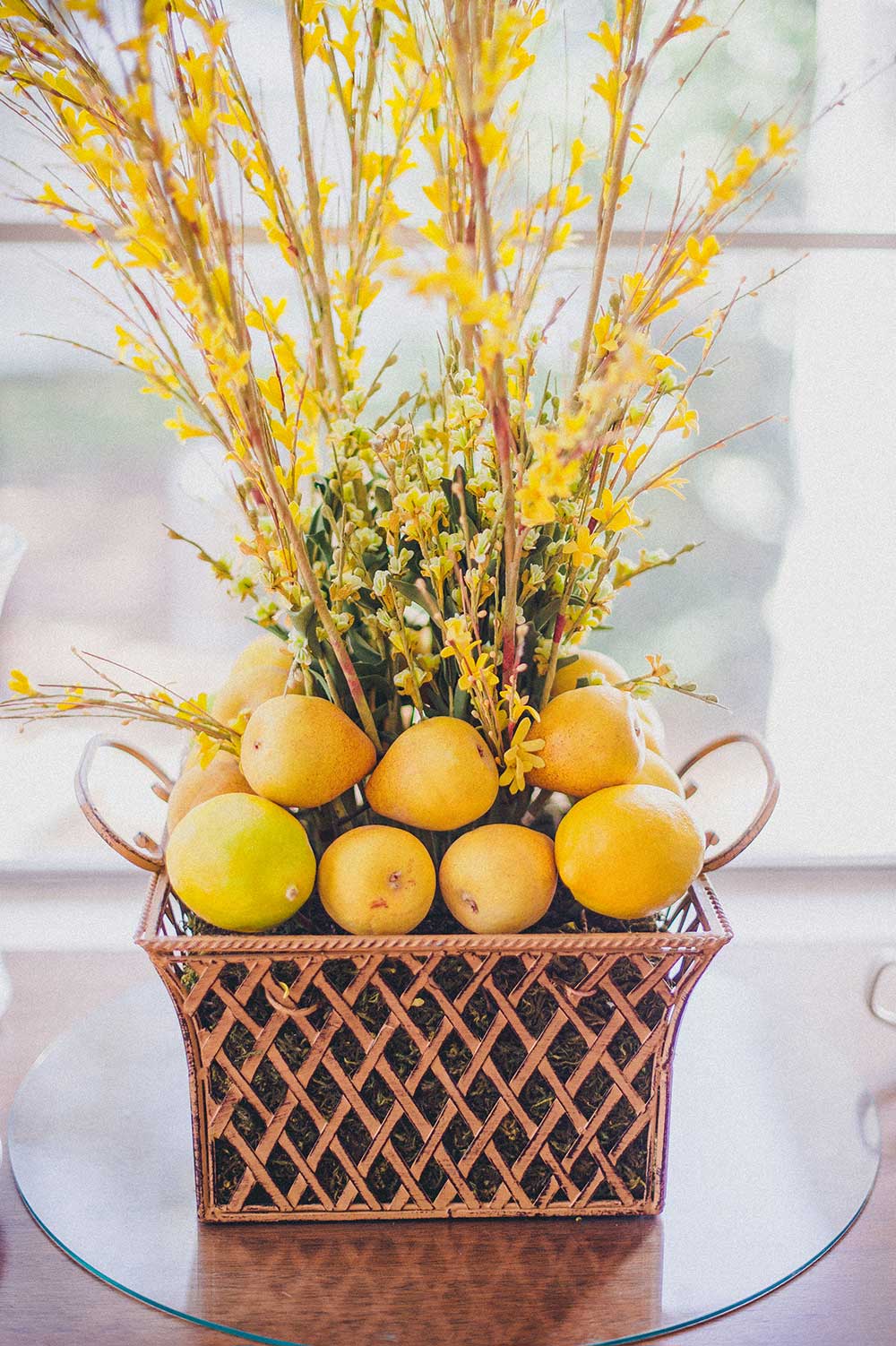 Dining Delight: Lemons and Forsythia in Spring Decor