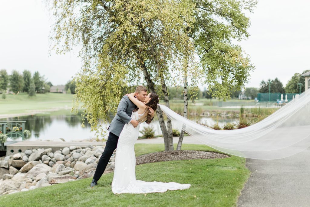 bride and groom kissing at Boulder Ridge Country Club